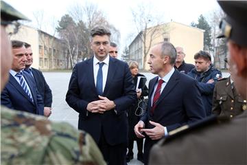 Predsjednik Vlade Plenković u posjetu vojarni Croatia