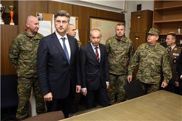 Predsjednik Vlade Plenković u posjetu vojarni Croatia