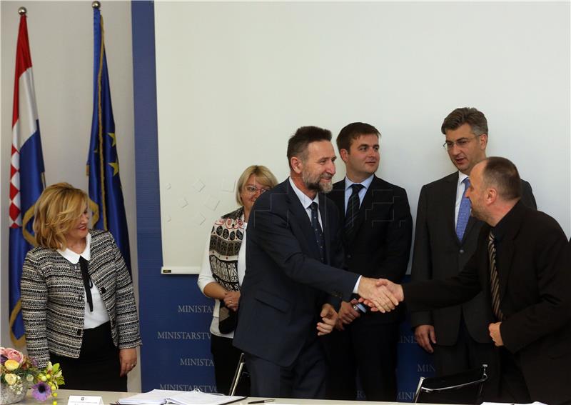 Plenković i Barišić na potpisivanju ugovora o dodjeli sredstava za projekt e-Izvora