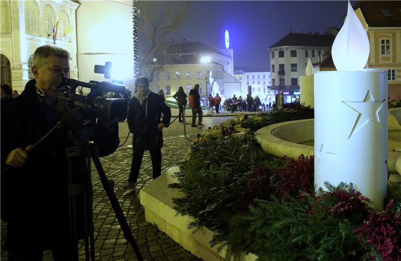 Zagreb: Paljenjem svijeće obilježen početak Adventa