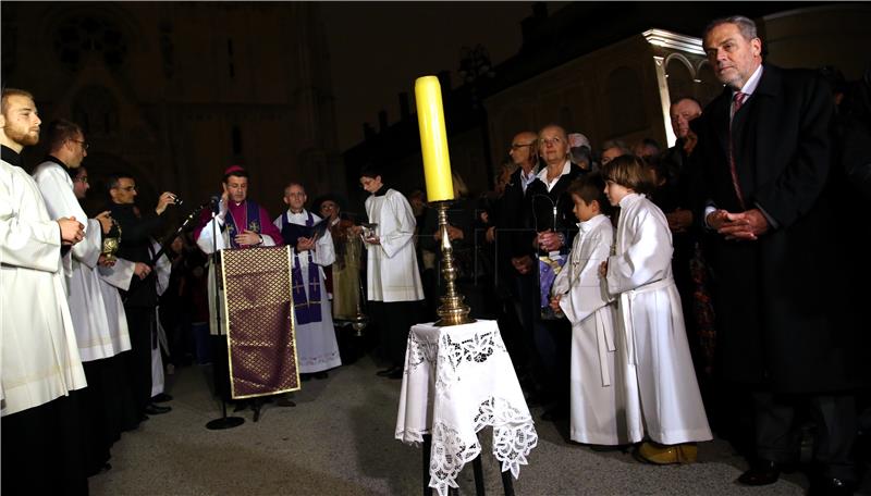 Zagreb: Paljenjem svijeće obilježen početak Adventa