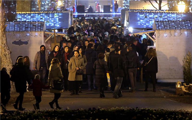 Advent na Zrinjevcu okupio brojne Zagrepčane