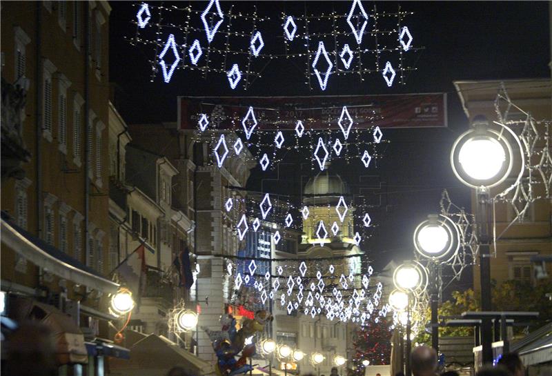 U Rijeci zapaljena prva svijeća na adventskom vijencu i blagdanska rasvjeta