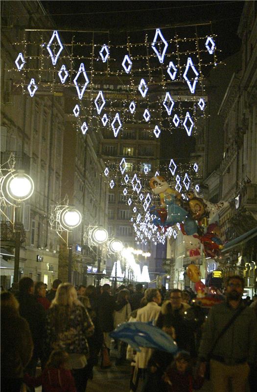 U Rijeci zapaljena prva svijeća na adventskom vijencu i blagdanska rasvjeta