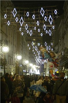 U Rijeci zapaljena prva svijeća na adventskom vijencu i blagdanska rasvjeta