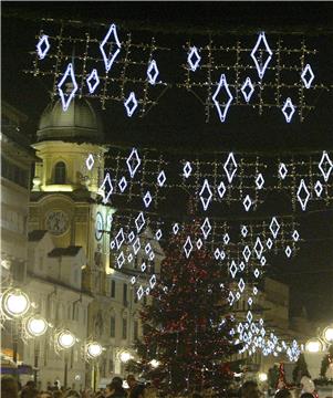 U Rijeci zapaljena prva svijeća na adventskom vijencu i blagdanska rasvjeta