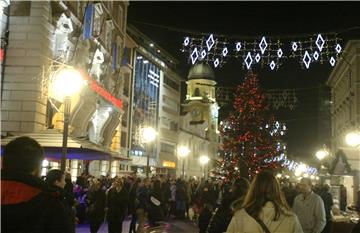 U Rijeci zapaljena prva svijeća na adventskom vijencu i blagdanska rasvjeta