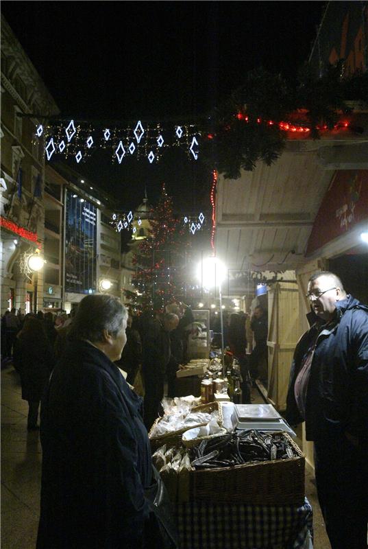 U Rijeci zapaljena prva svijeća na adventskom vijencu i blagdanska rasvjeta