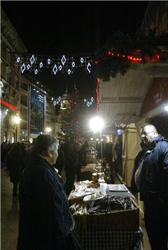 U Rijeci zapaljena prva svijeća na adventskom vijencu i blagdanska rasvjeta