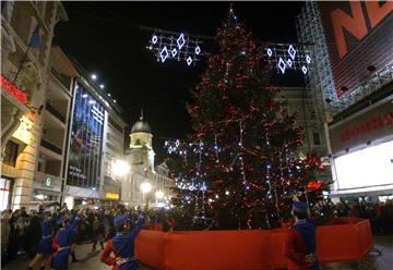 U Rijeci zapaljena prva svijeća na adventskom vijencu i blagdanska rasvjeta