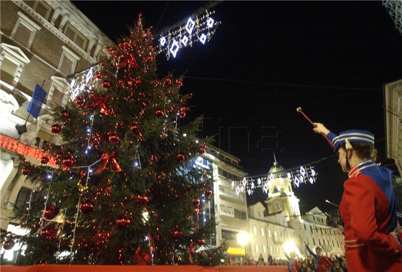 U Rijeci zapaljena prva svijeća na adventskom vijencu i blagdanska rasvjeta