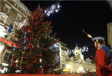 U Rijeci zapaljena prva svijeća na adventskom vijencu i blagdanska rasvjeta