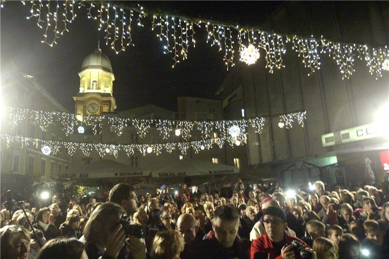 U Rijeci zapaljena prva svijeća na adventskom vijencu i blagdanska rasvjeta