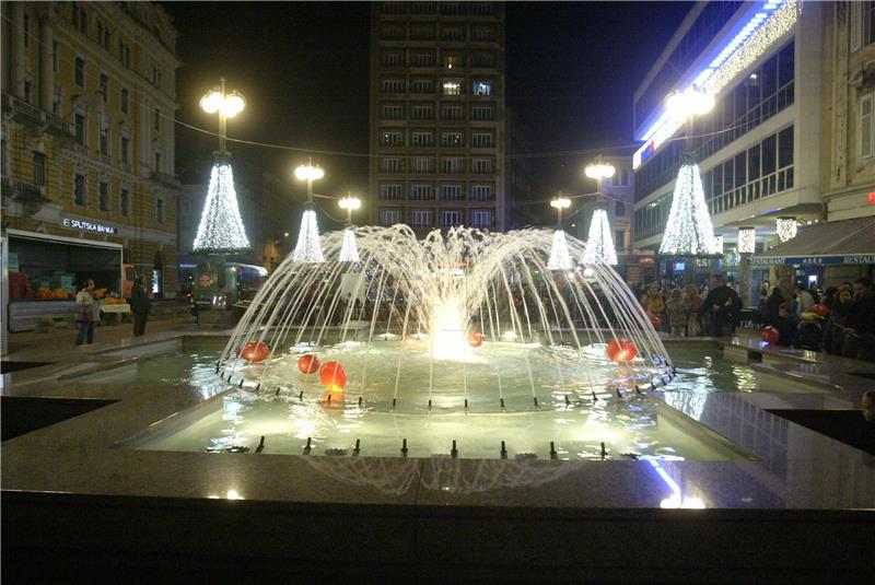 U Rijeci zapaljena prva svijeća na adventskom vijencu i blagdanska rasvjeta