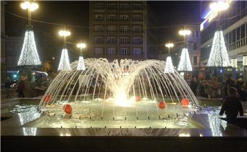 U Rijeci zapaljena prva svijeća na adventskom vijencu i blagdanska rasvjeta