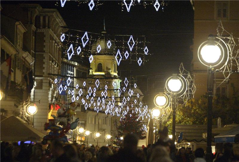 U Rijeci zapaljena prva svijeća na adventskom vijencu i blagdanska rasvjeta