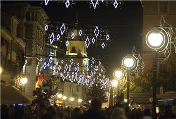 U Rijeci zapaljena prva svijeća na adventskom vijencu i blagdanska rasvjeta