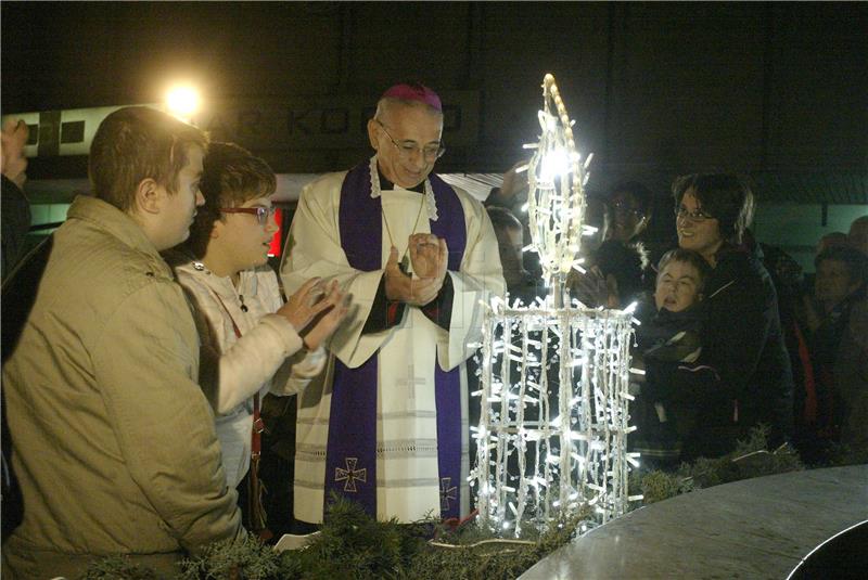 U Rijeci zapaljena prva svijeća na adventskom vijencu i blagdanska rasvjeta