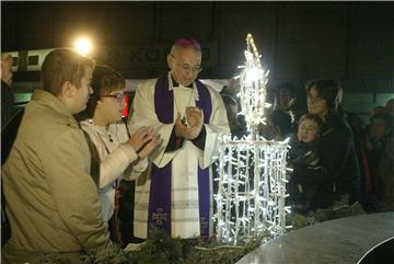 U Rijeci zapaljena prva svijeća na adventskom vijencu i blagdanska rasvjeta