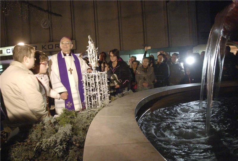 U Rijeci zapaljena prva svijeća na adventskom vijencu i blagdanska rasvjeta