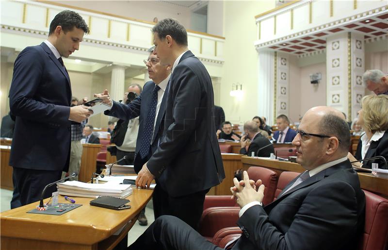 Croatian parliament adopts 2016 budget revision