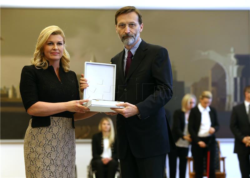 Predsjednica Republike Hrvatske Kolinda Grabar-Kitarović  svečano je uručiila odlikovanja i pohvala za 2016. godinu