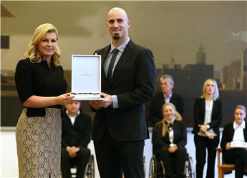 Predsjednica Republike Hrvatske Kolinda Grabar-Kitarović  svečano je uručiila odlikovanja i pohvala za 2016. godinu