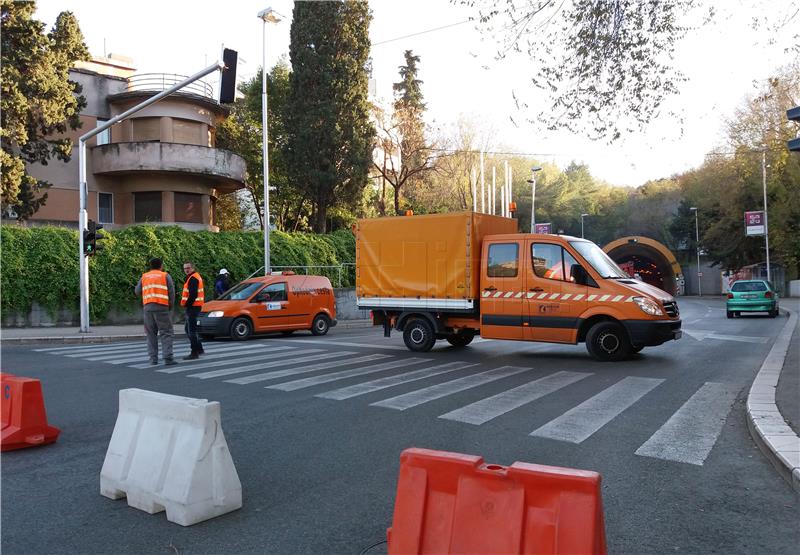 Zatvoren tunel Marjan nakon što je teret iz kombija otkinuo ventilator