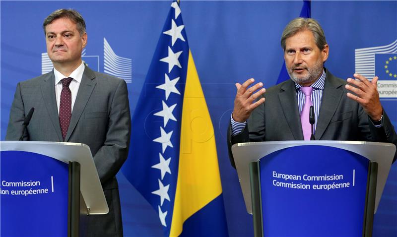 Hahn presents Bosnian authorities with EC questionnaire