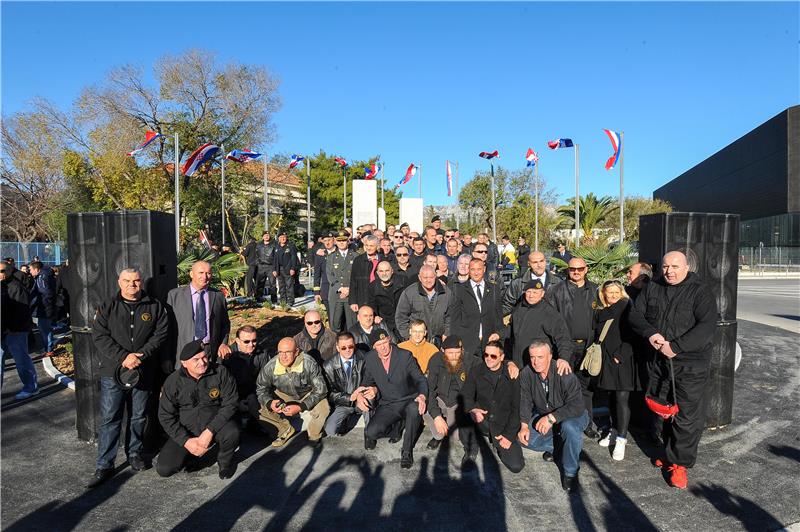 Otkrivanje spomenika 72 bojne Vojne policije ispred vojarne Lora