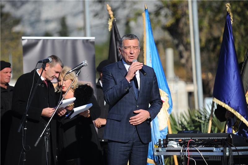 Otkrivanje spomenika 72 bojne Vojne policije ispred vojarne Lora