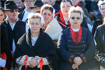 Otkrivanje spomenika 72 bojne Vojne policije ispred vojarne Lora