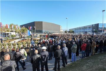 Otkrivanje spomenika 72 bojne Vojne policije ispred vojarne Lora