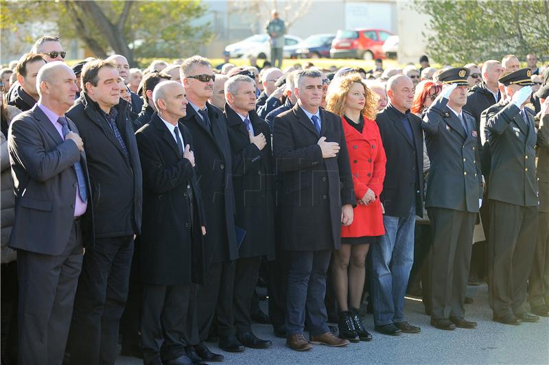 Otkrivanje spomenika 72 bojne Vojne policije ispred vojarne Lora