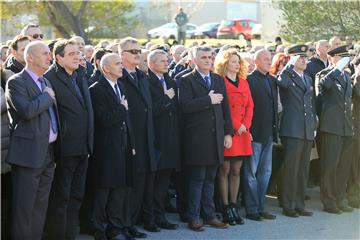 Otkrivanje spomenika 72 bojne Vojne policije ispred vojarne Lora