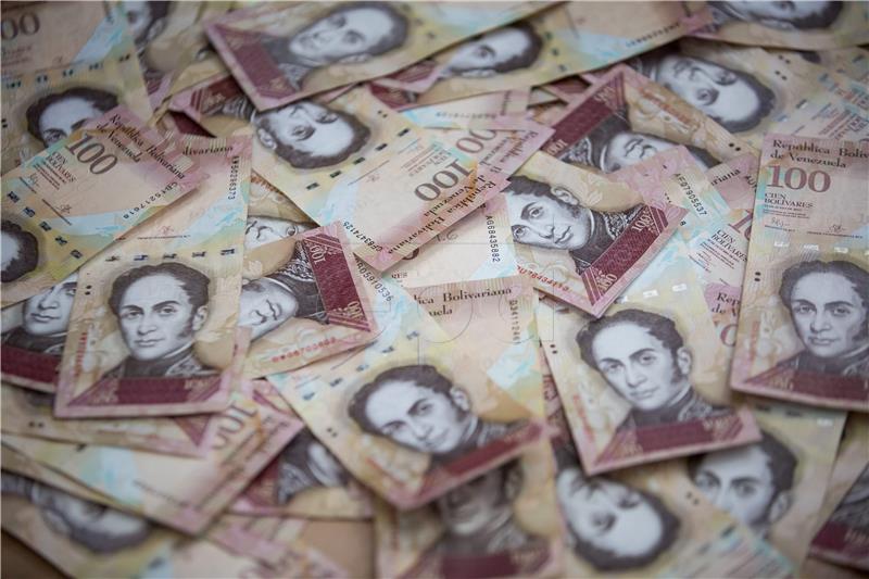 Venezuelci u redovima čekaju da bi vratili novčanice od 100 bolivara