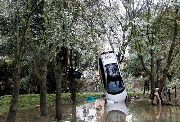 Njemačka: Vozač otišao na zahod, a automobil u rijeku