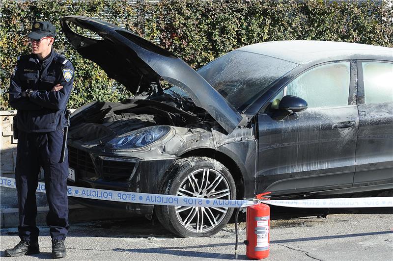 U Solinu zapaljeni Porsche i Mercedes