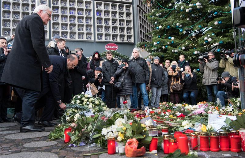 Izbjeglice i Berlinčani zajedno pjevali za žrtve napada na božićni sajam