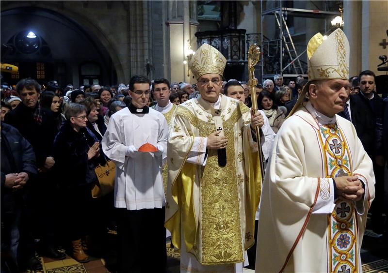 Zagrebački nadbiskup kardinal Josip Bozanić predvodio je na  Badnjak misu polnoćku u Zagrebačkoj katedrali