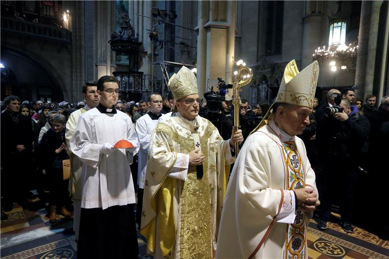 Zagrebački nadbiskup kardinal Josip Bozanić predvodio je na  Badnjak misu polnoćku u Zagrebačkoj katedrali