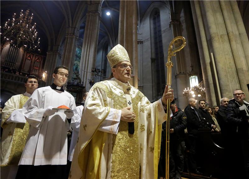 Zagrebački nadbiskup kardinal Josip Bozanić predvodio je na  Badnjak misu polnoćku u Zagrebačkoj katedrali