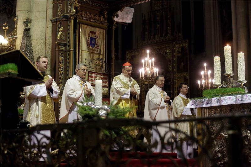 Zagrebački nadbiskup kardinal Josip Bozanić predvodio je na  Badnjak misu polnoćku u Zagrebačkoj katedrali