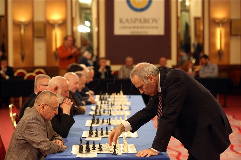 Kasparov u simultanki ostvario maksimalnu pobjedu