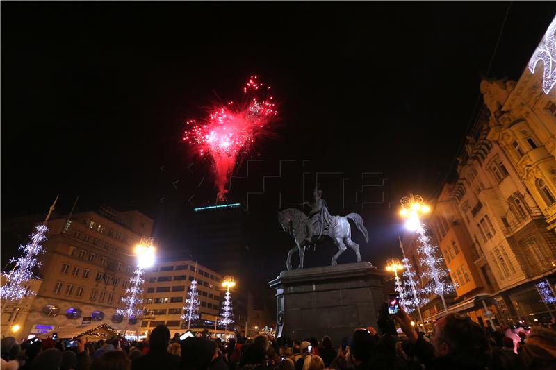 U Zagrebu uz glazbu i vatromet na Trgu bana Jelačića dočekana Nova 2017. godina