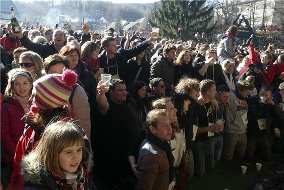 Croatian towns hold parties at noon for 2017