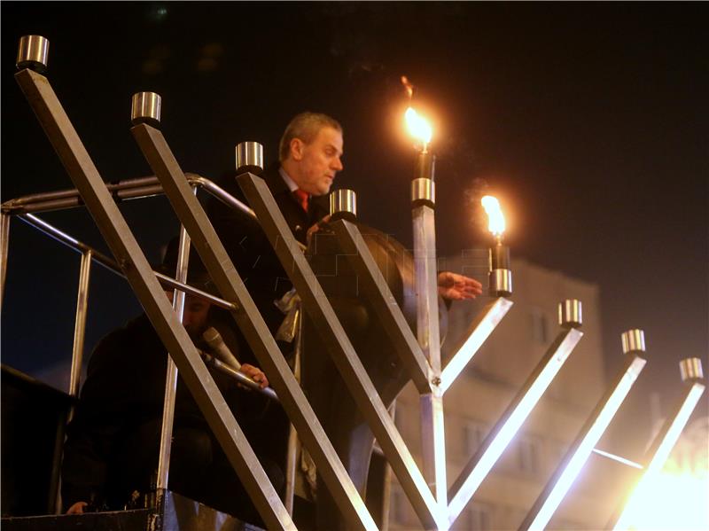 Gradonačelnik Bandić i rabin Zaklos zapalili prvu svijeću na Menori