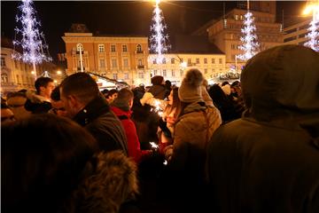 U Zagrebu uz glazbu i vatromet na Trgu bana Jelačića dočekana Nova 2017. godina