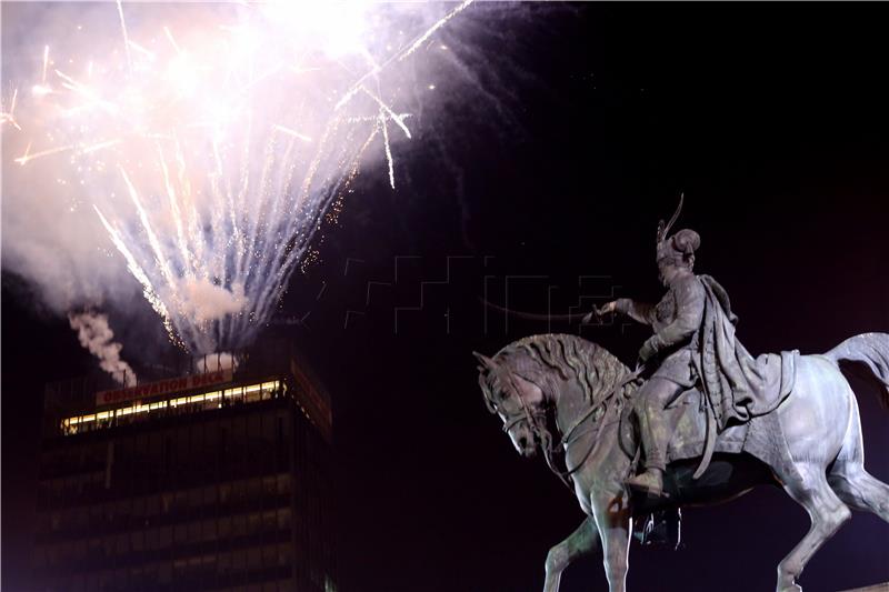 U Zagrebu uz glazbu i vatromet na Trgu bana Jelačića dočekana Nova 2017. godina