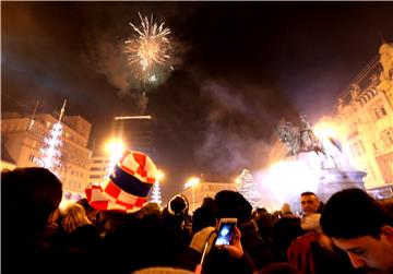 U Zagrebu uz glazbu i vatromet na Trgu bana Jelačića dočekana Nova 2017. godina